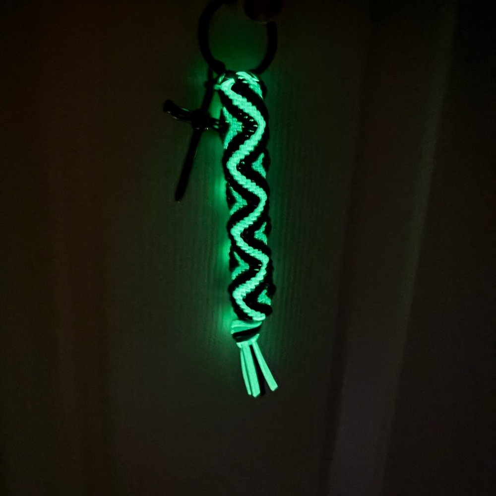 🌟Iron Glow Cross Keychain - Picture 4 of 4